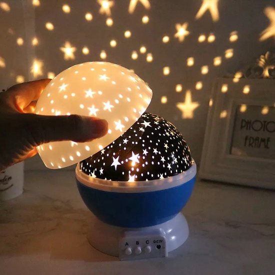 Sterrenprojector nachtlamp blauw op nachtkastje