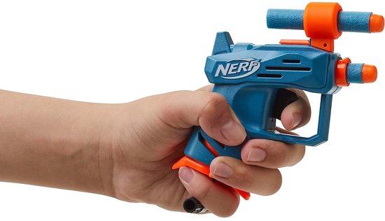Nerf foam dart blaster in gebruik