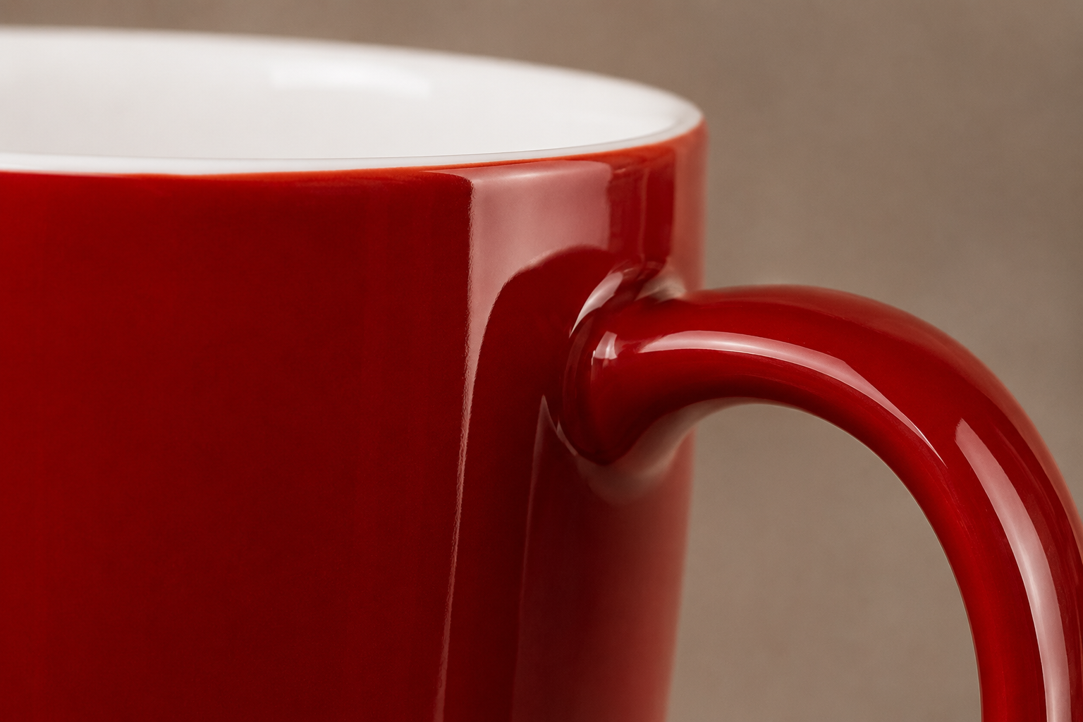 Close-up van Secret de Gourmet donkerrode keramische mok glanzende afwerking