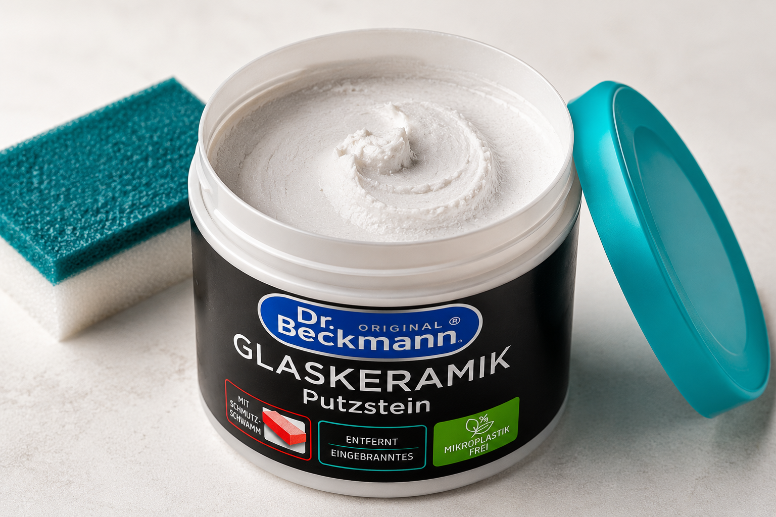 Close-up van Dr. Beckmann glaskeramiek poetssteen met reinigingsspons voor veilig en krasvrij kookplaat reinigen