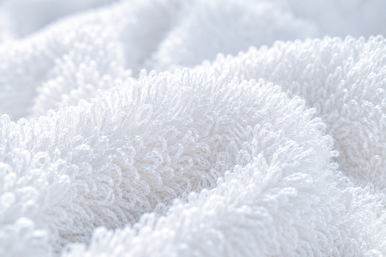 Close-up van zachte witte handdoekvezels en premium textielstructuur
