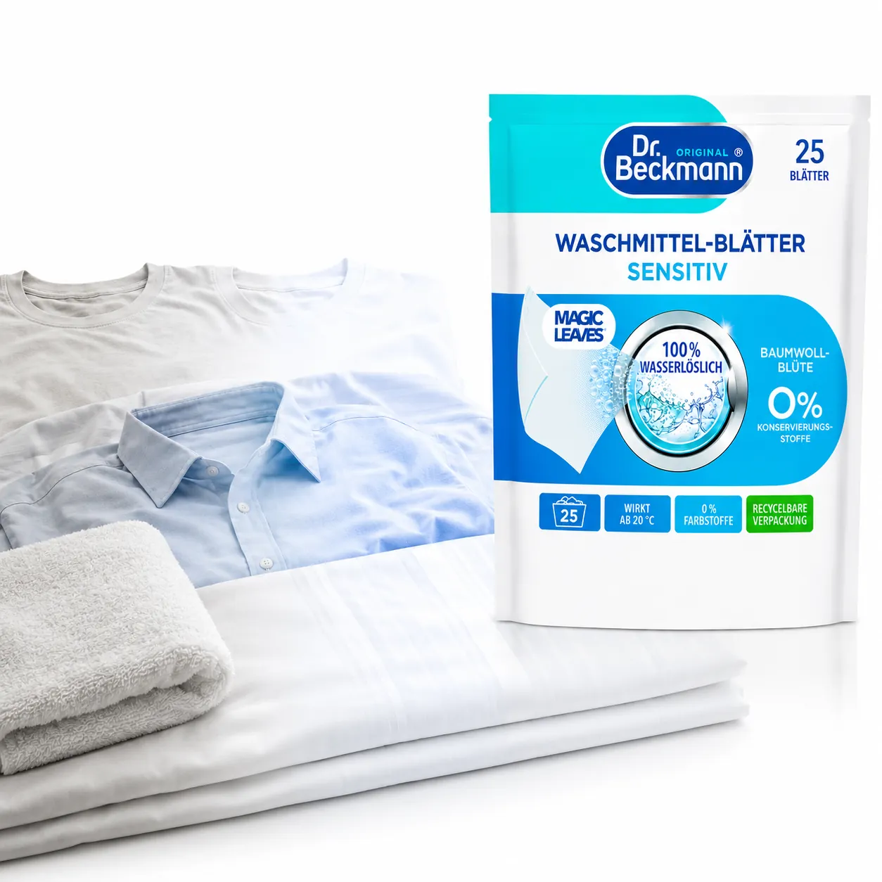 Dr. Beckmann Magic Leaves Sensitive met schone witte en lichtblauwe kleding, handdoek en beddengoed