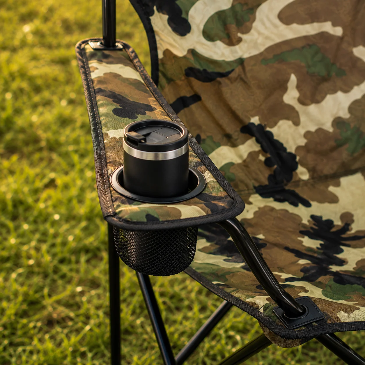 Close-up van de bekerhouder en armleuning van de Opvouwbare Campingstoel Camouflage