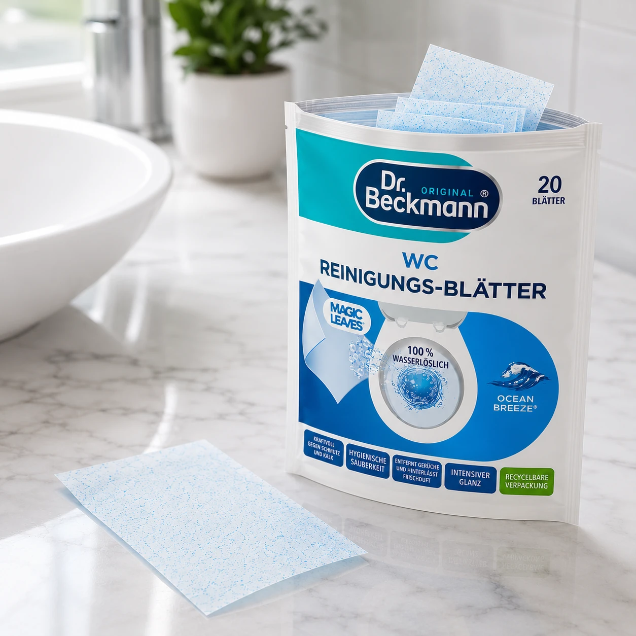 Dr. Beckmann WC Reinigingsbladeren Ocean Breeze met wateroplosbare reinigingsbladeren in de verpakking