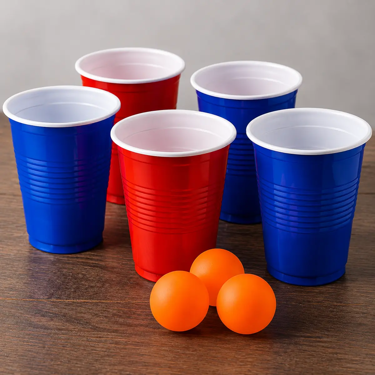 Beer Pong drinkspel detail met rode en blauwe bekers en oranje pingpongballen