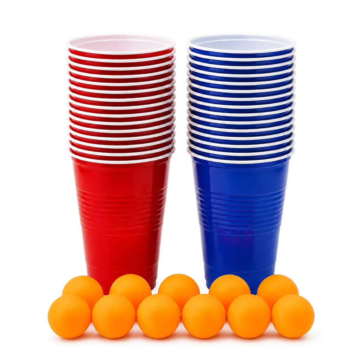 Beer Pong drinkspel met rode en blauwe bekers en oranje pingpongballen op witte achtergrond