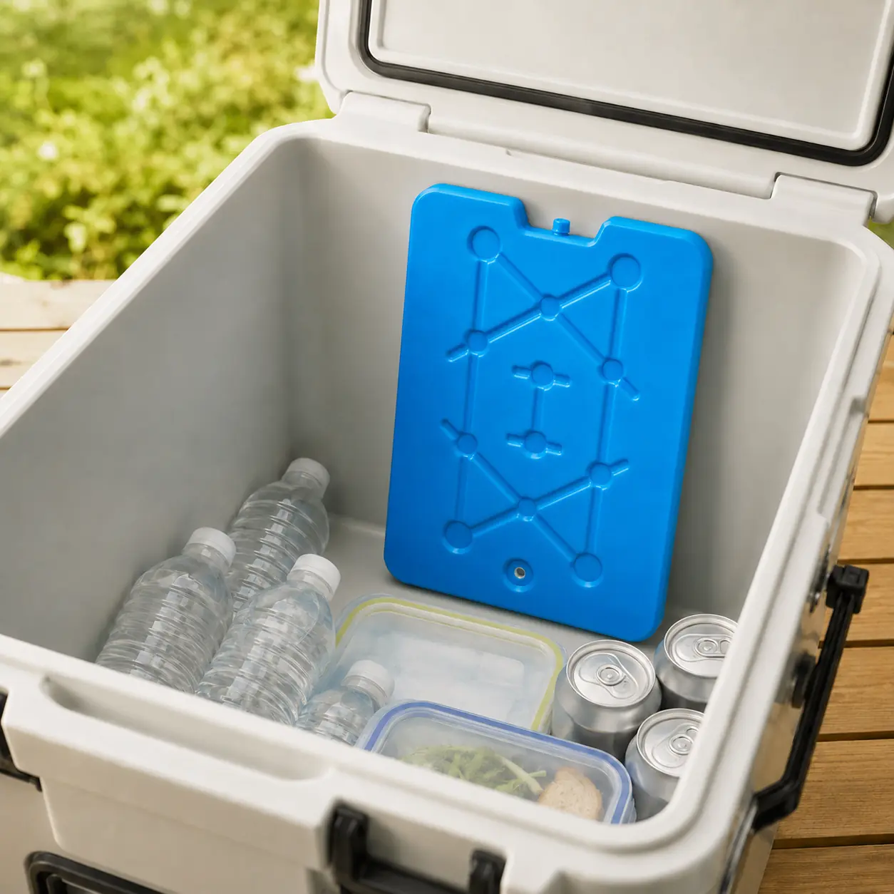 Blauwe Cold Pack XXL in ruime koelbox met flessen en bewaardozen