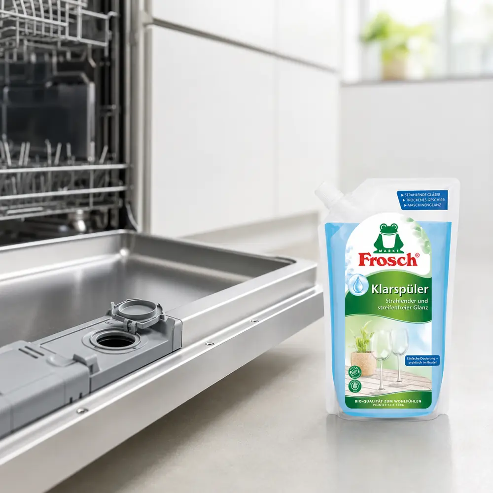 Frosch spoelglansmiddel 750 ml naast open spoelglansmiddelreservoir van vaatwasser