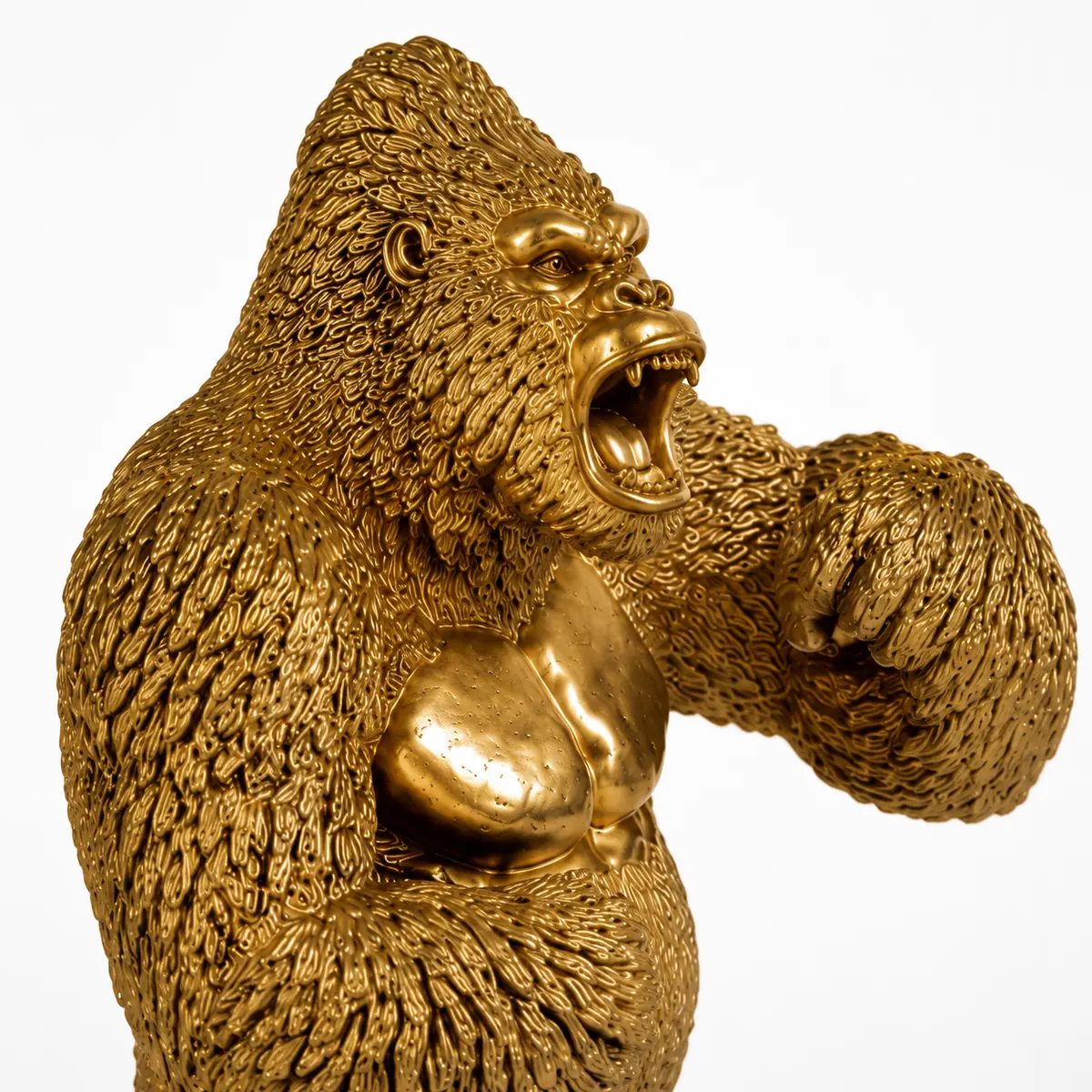 Detail van gouden gorilla beeld van hars met gezicht en vachtstructuur
