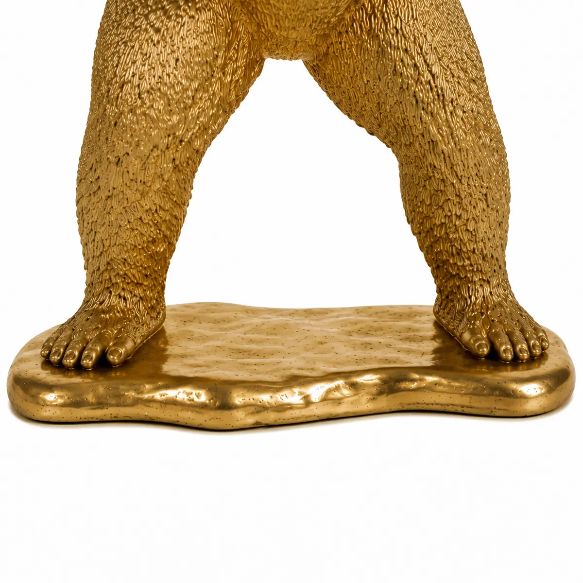 Detail van gouden gorilla beeld van hars met voeten en voetstuk
