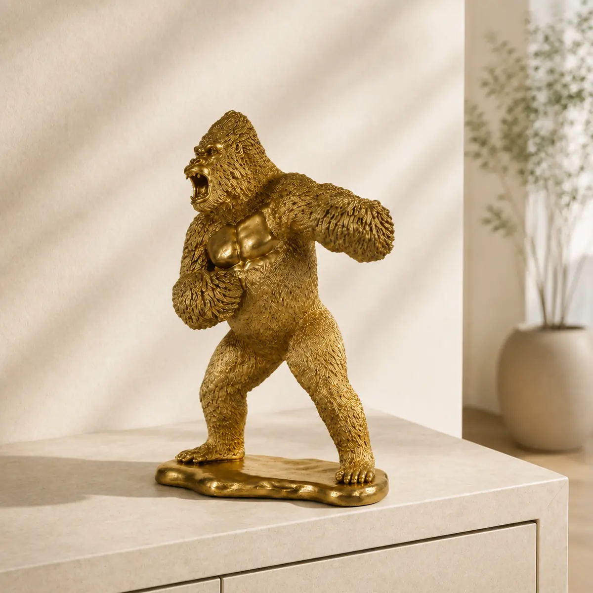 Gouden gorilla beeld van hars als woondecoratie in licht interieur