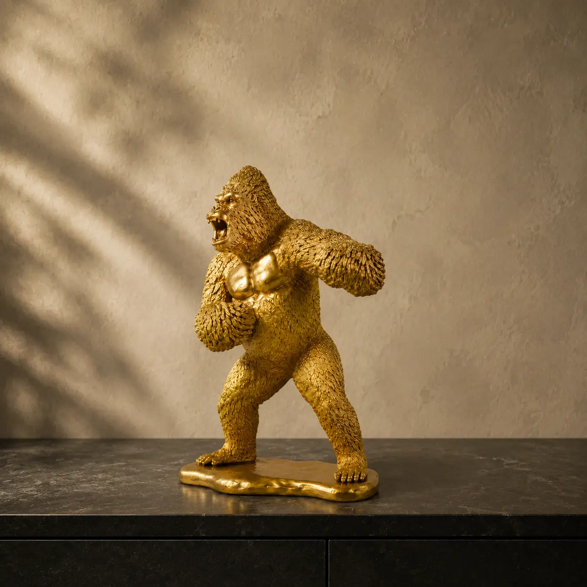Gouden gorilla beeld van hars als luxe decoratie in donker interieur