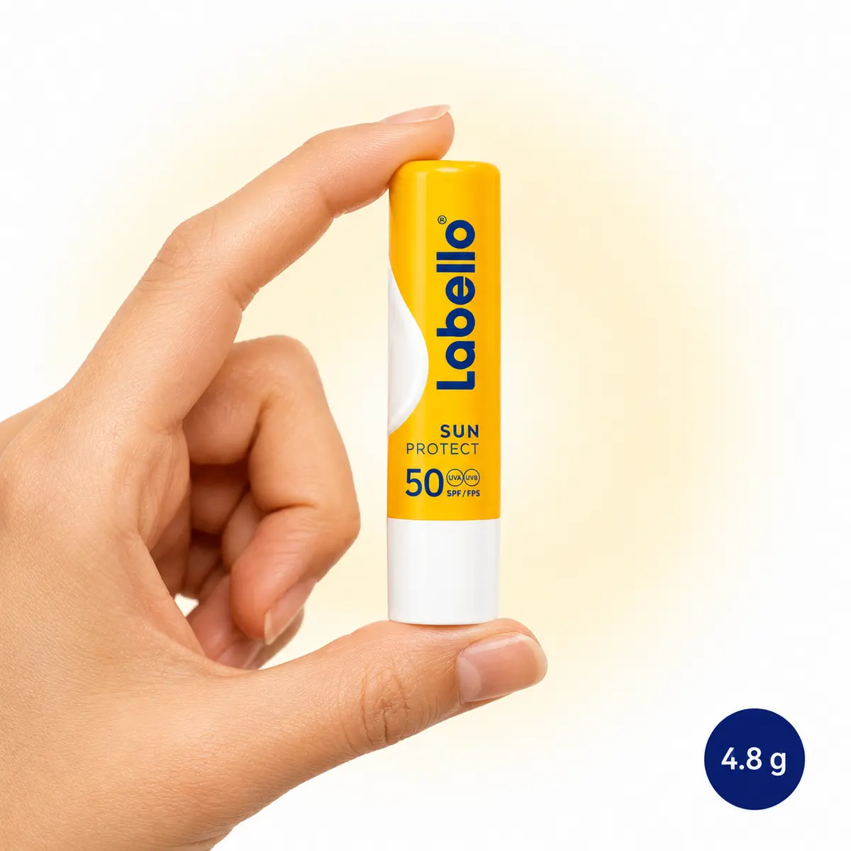 Labello Sun Protect lippenbalsem van 4,8 g in hand