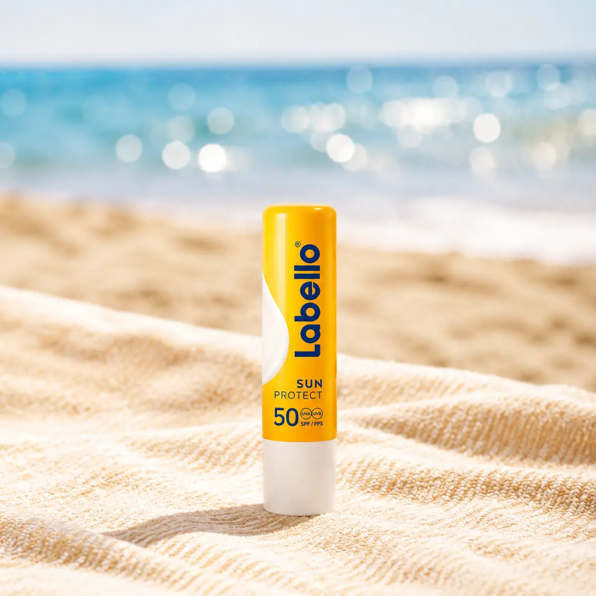 Labello Sun Protect SPF 50 lippenbalsem op strandhanddoek
