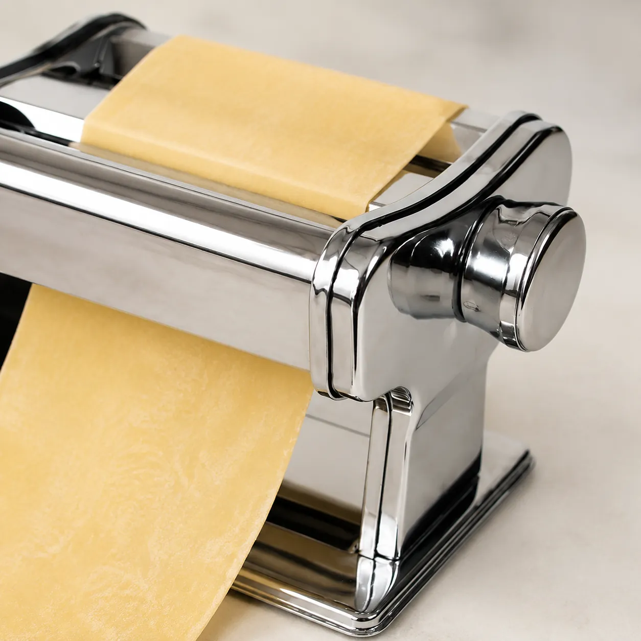 RVS rollers van pastamachine die vers pastadeeg uitrollen