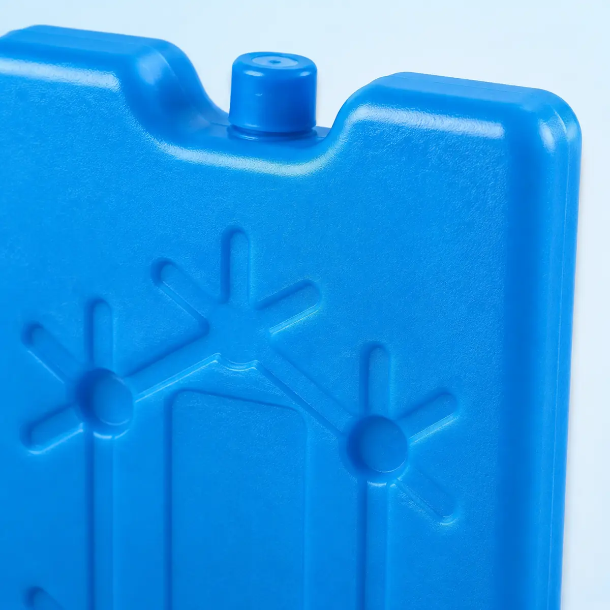 Detail van blauwe koelelementen met dop en reliëfpatroon