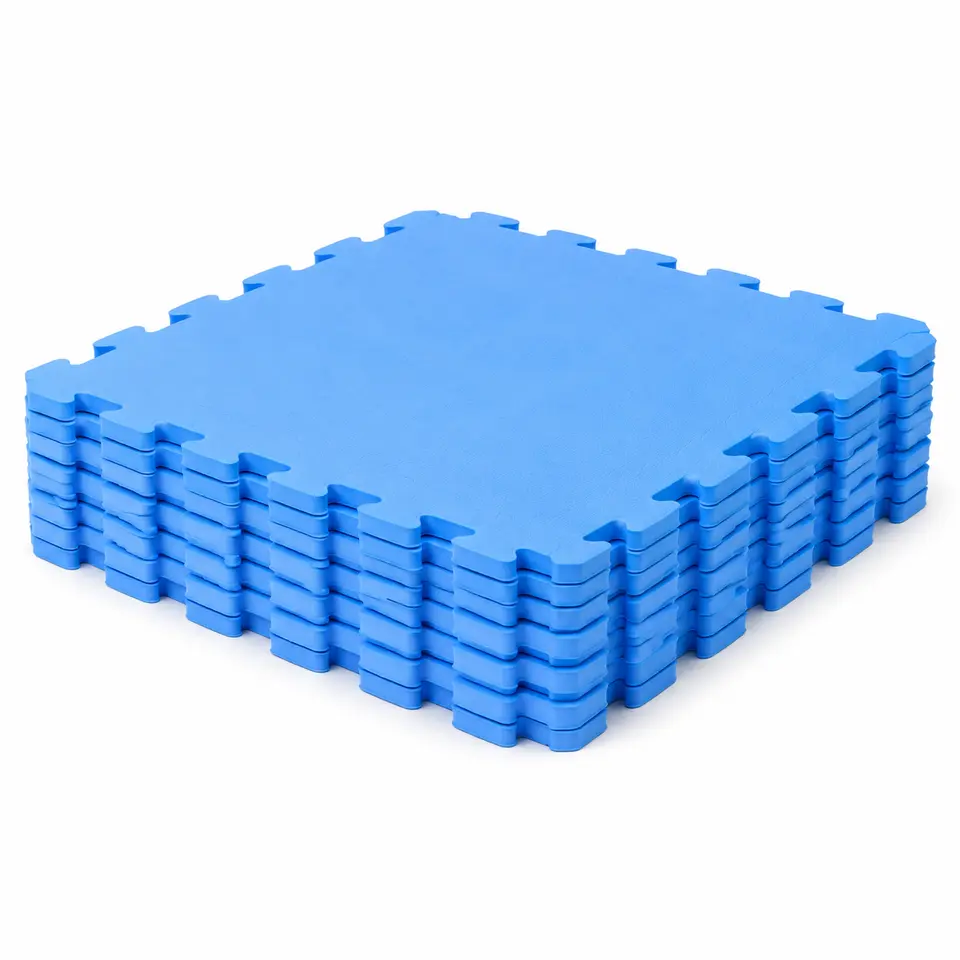 Opgestapelde blauwe vloerbeschermingsmatten met puzzelranden