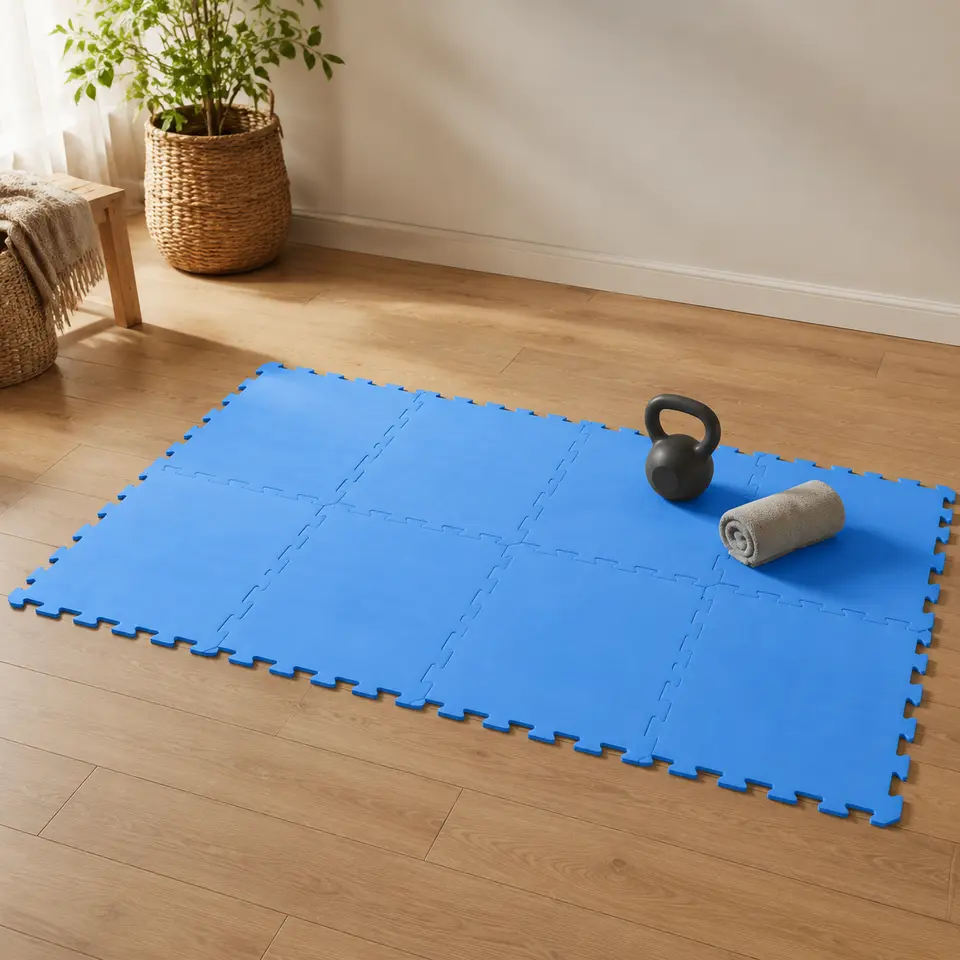 Blauwe vloerbeschermingsmatten voor een fitnesshoek op houten vloer