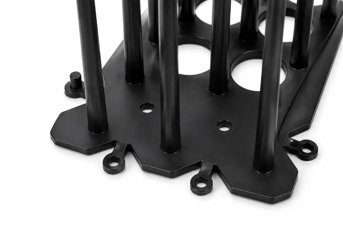 Detail van zwarte kunststof vogelspikes met montageopeningen