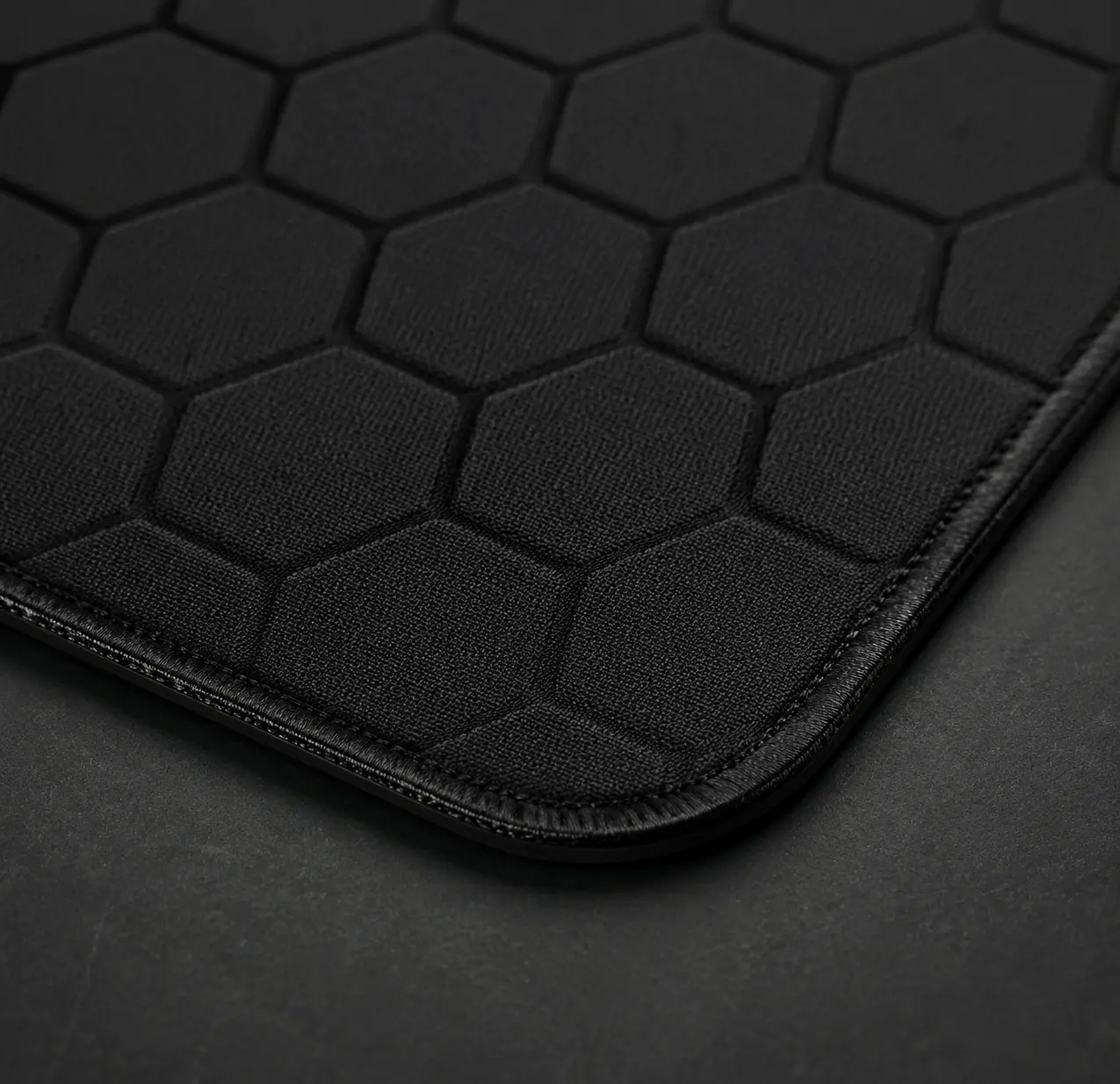 Gestikte rand en textiele afwerking van Dunmoon gaming muismat