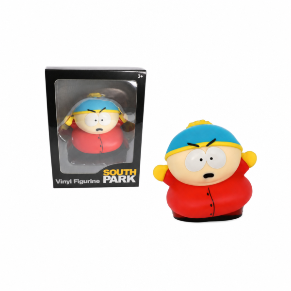 Vinyl figuur van Eric Cartman met rode jas en blauwe muts, naast de zwarte South Park-verpakking met kijkvenster