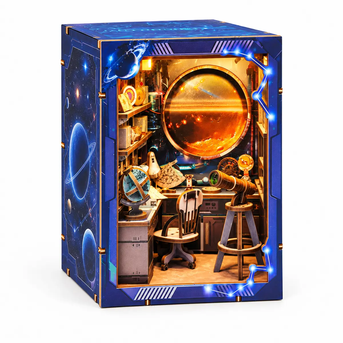 THAR Book Nook Cosmic Observatory schuin van links met verlicht sterrenwachtinterieur