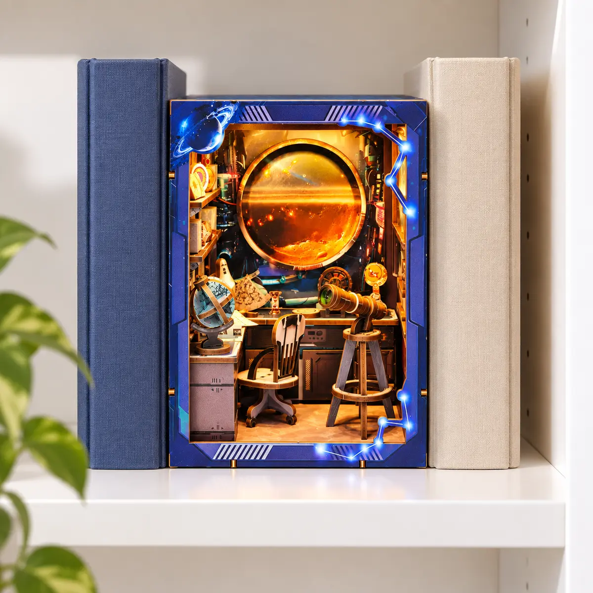 THAR Book Nook Cosmic Observatory als decoratie tussen boeken in een boekenkast
