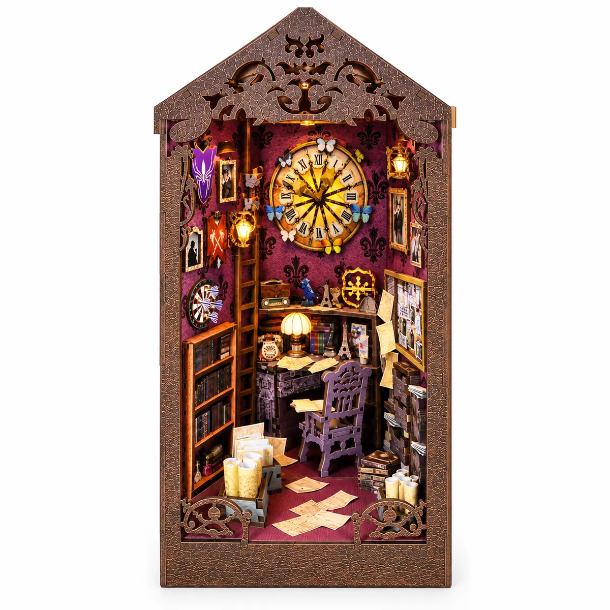 Frontaal zicht op THAR Detective Book Nook met miniatuur onderzoekskamer