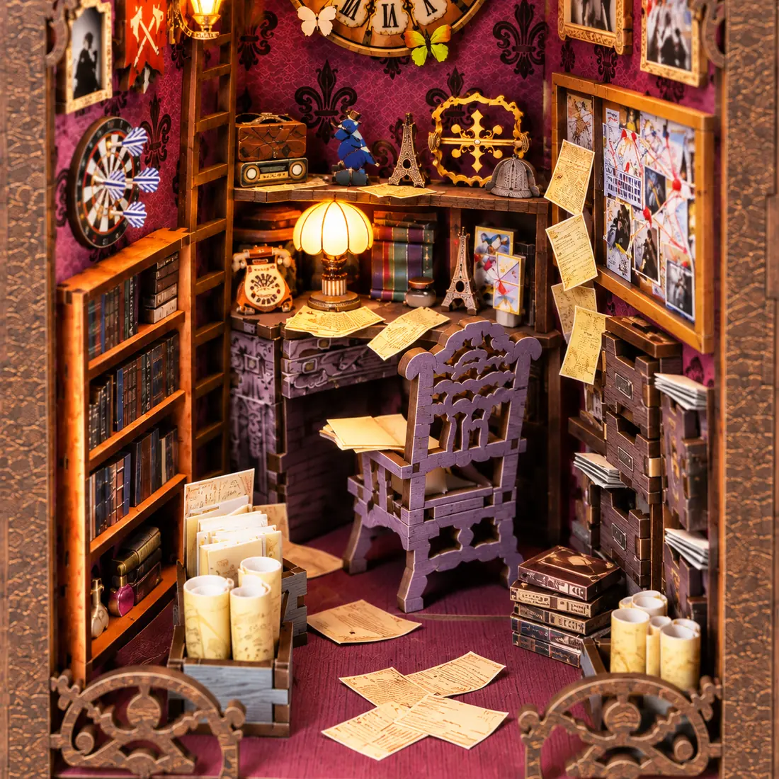 Detail van bureau en onderzoekskamer in THAR Detective Book Nook
