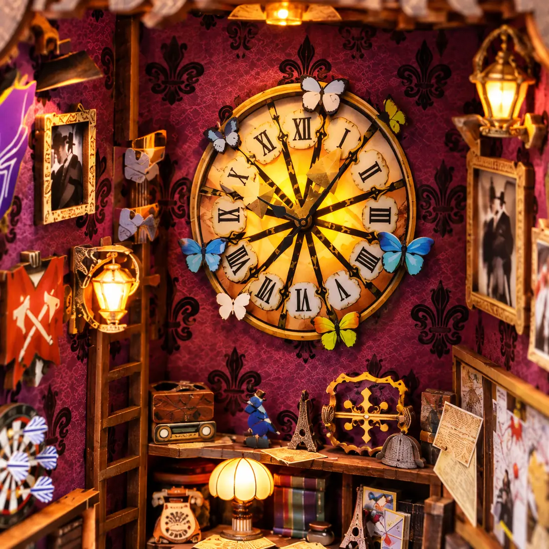 Detail van vlinderklok in THAR Detective Book Nook miniatuurwereld