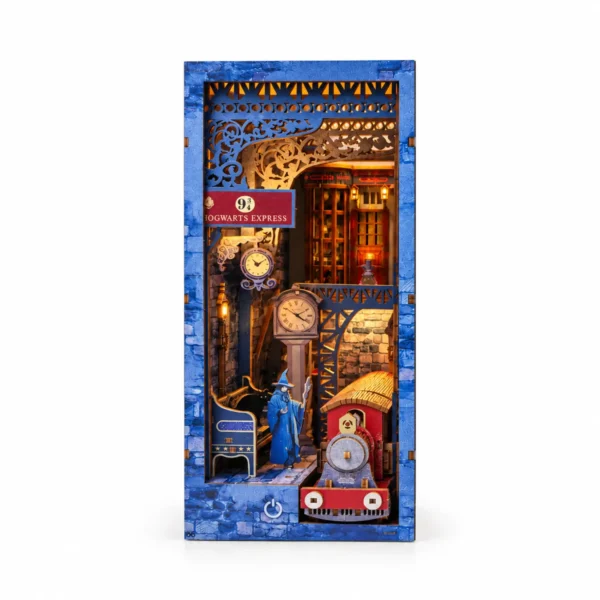 THAR Magic Train Station DIY book nook met miniatuur trein op witte achtergrond
