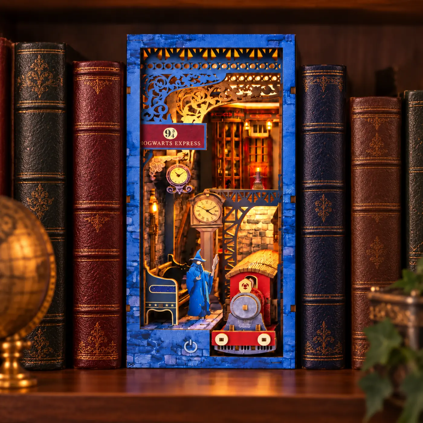 THAR Magic Train Station als sfeervolle boekenkastdecoratie tussen boeken