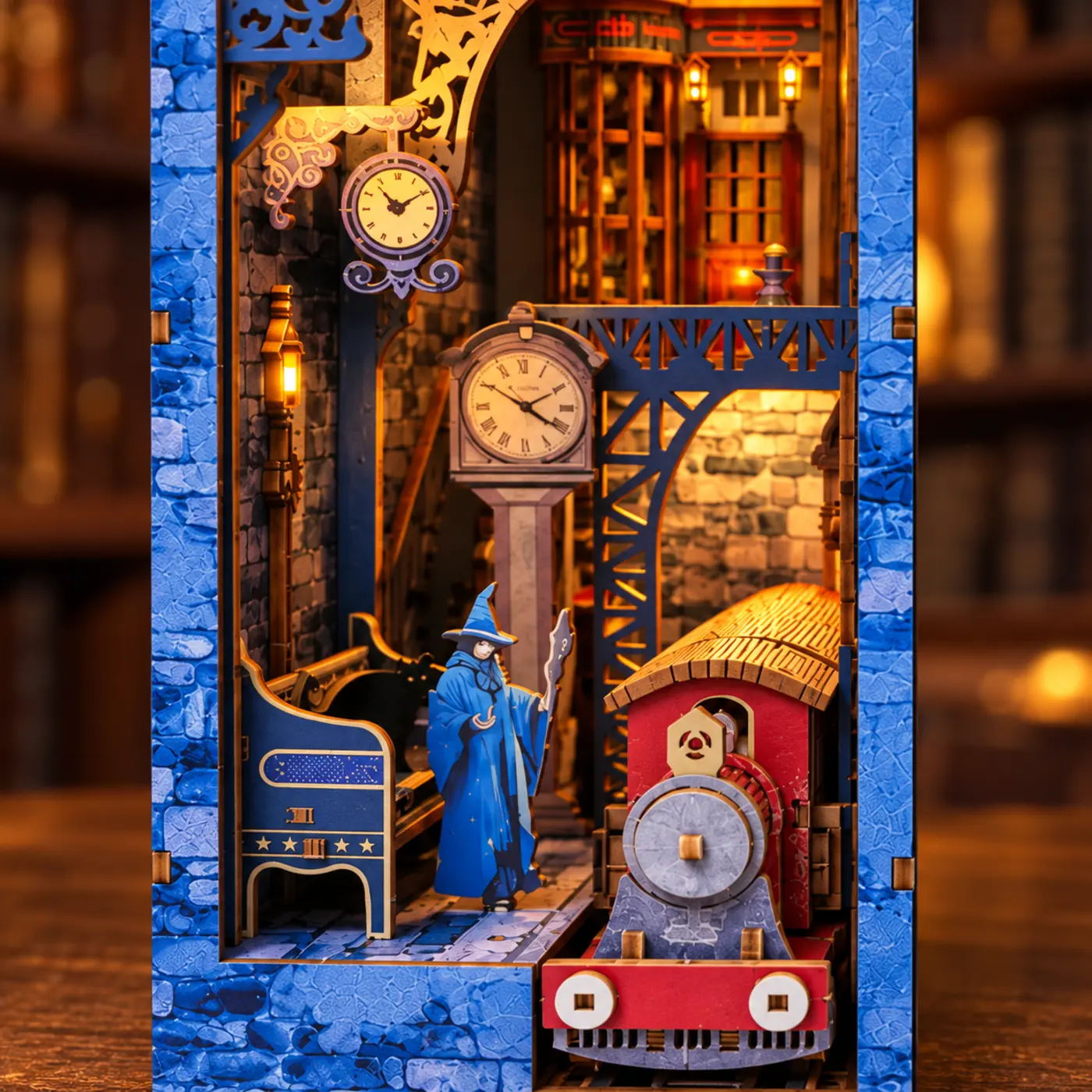 Detail van de Magic Train Station met locomotief, klokken en stationsinterieur