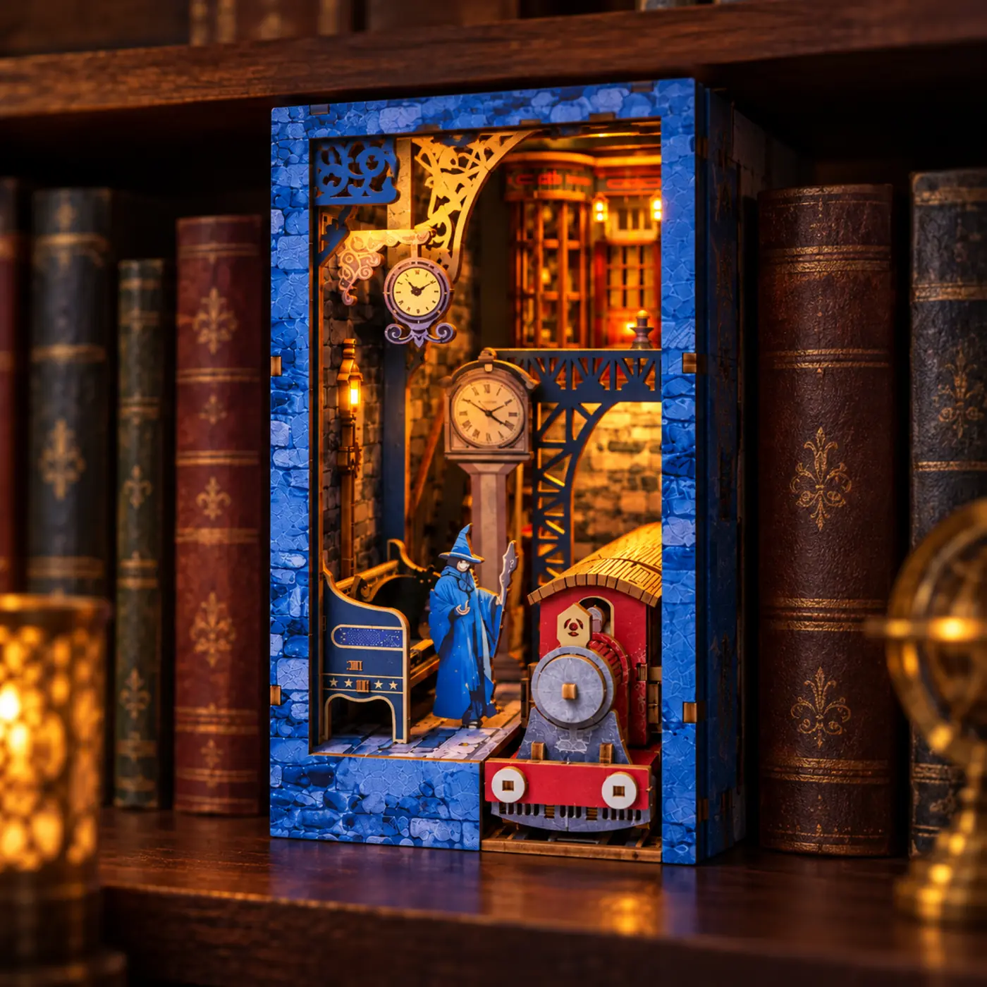 Magic Train Station book nook in boekenkast met zicht op de diepte