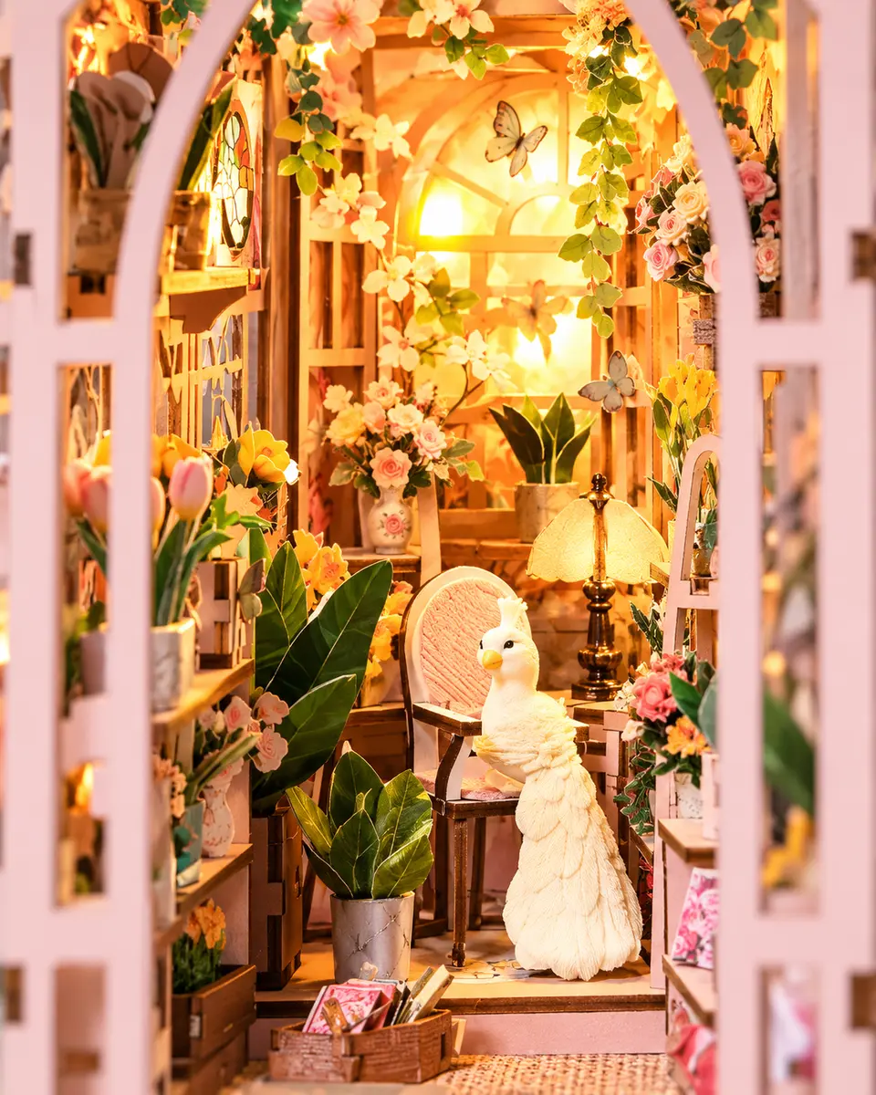 Interieur van THAR Book Nook Mini Greenhouse met planten bloemen en warme verlichting