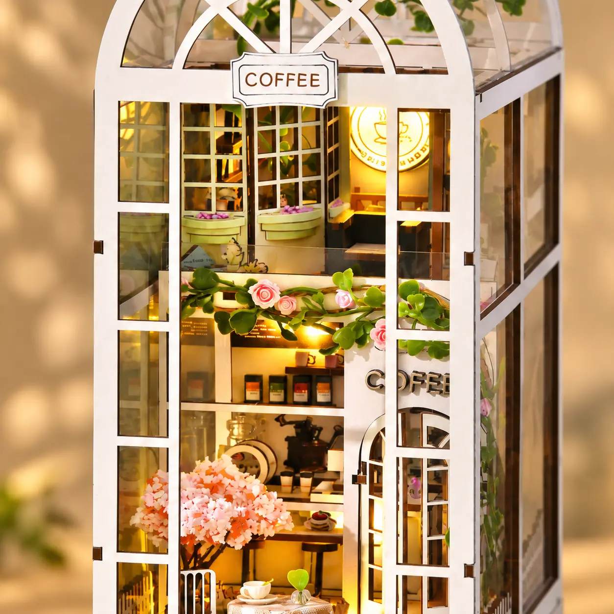 Witte kasgevel met bloemen van Coffee Garden book nook