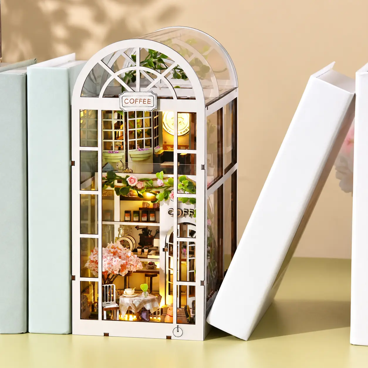 Coffee Garden miniatuurhuis geplaatst tussen boeken in boekenkast