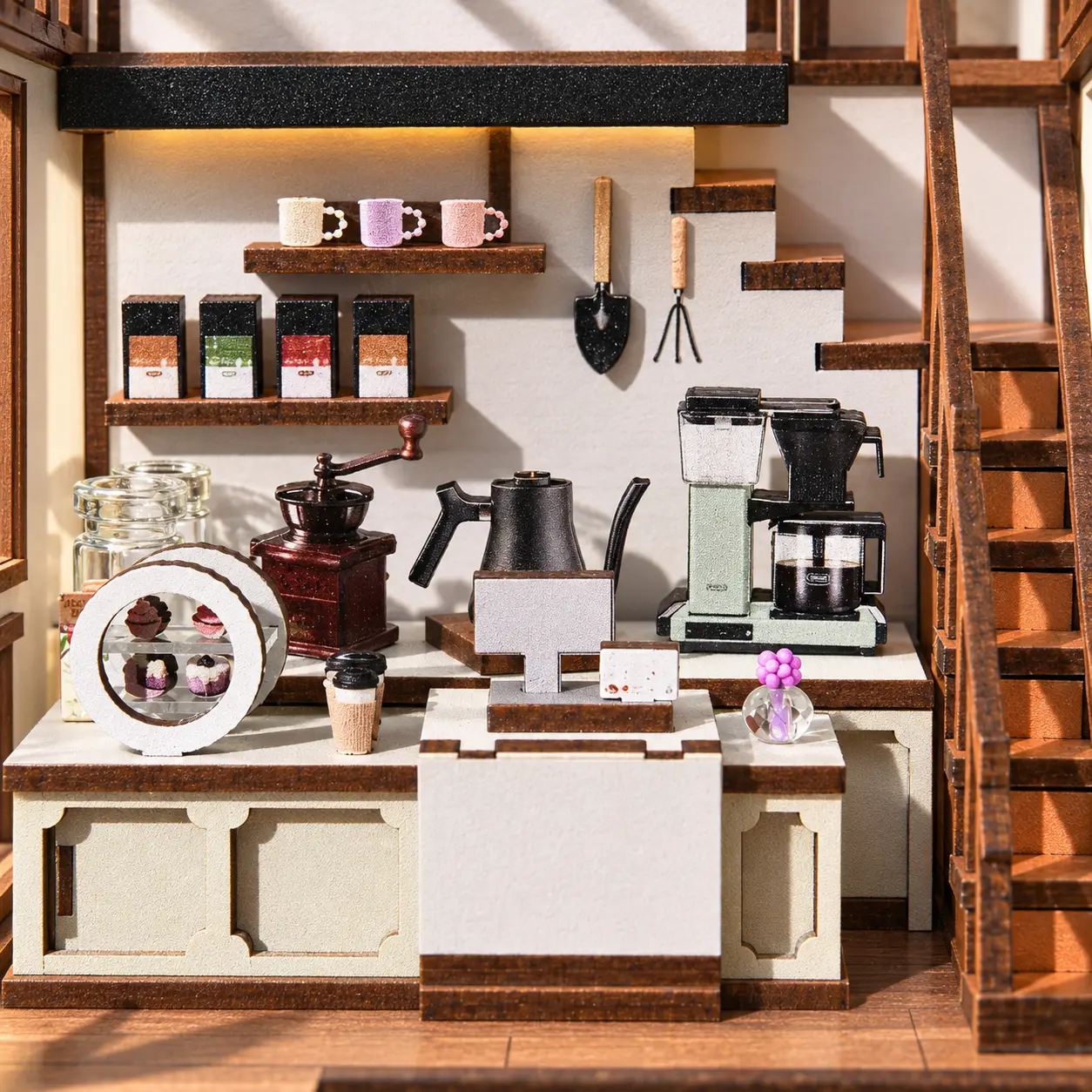 Gedetailleerd koffiebar interieur van Coffee Garden miniatuurhuis