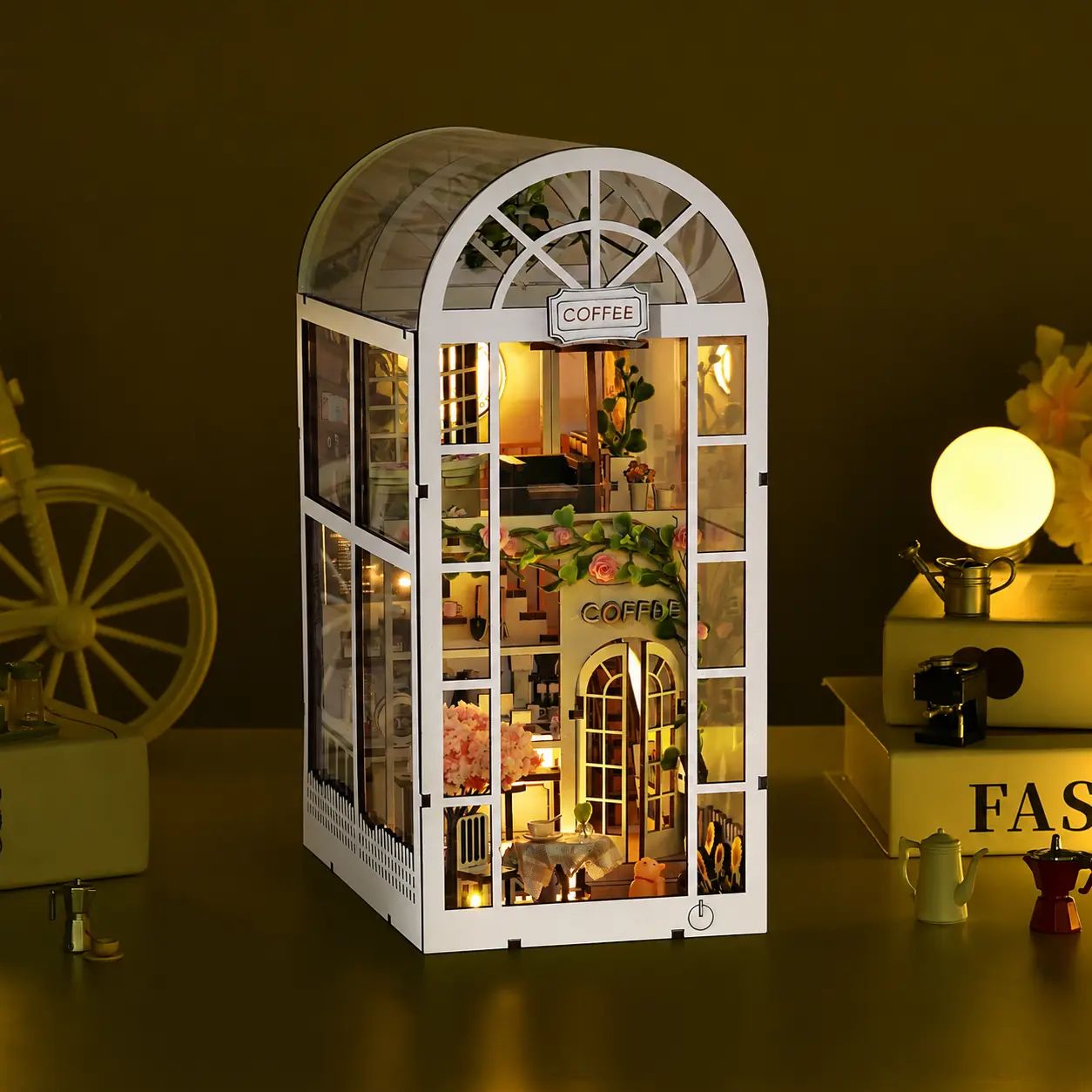 Verlichte Coffee Garden book nook met sfeervol miniatuurcafé