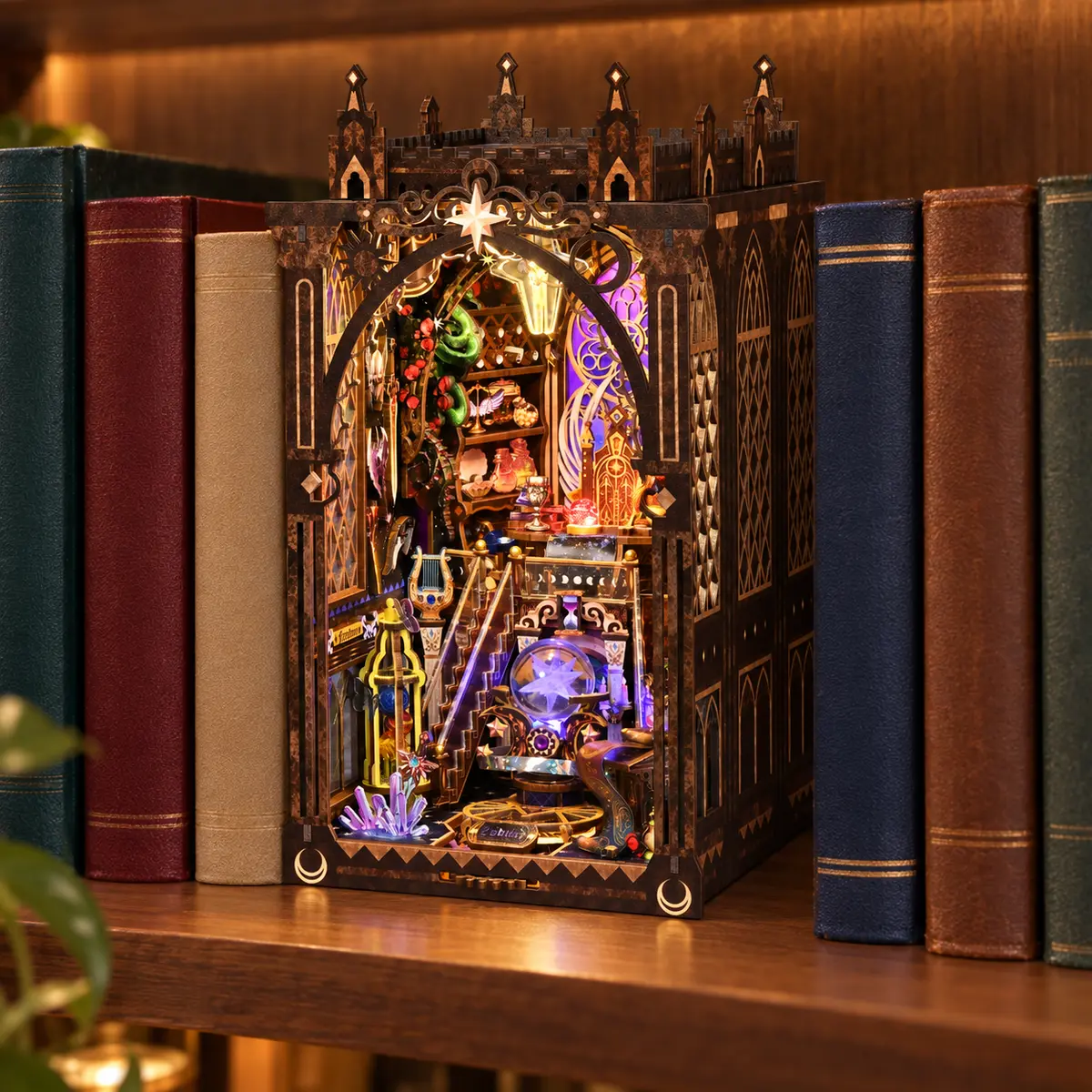 THAR Book Nook Mystic Zodiac als verlichte boekenplankdecoratie tussen boeken