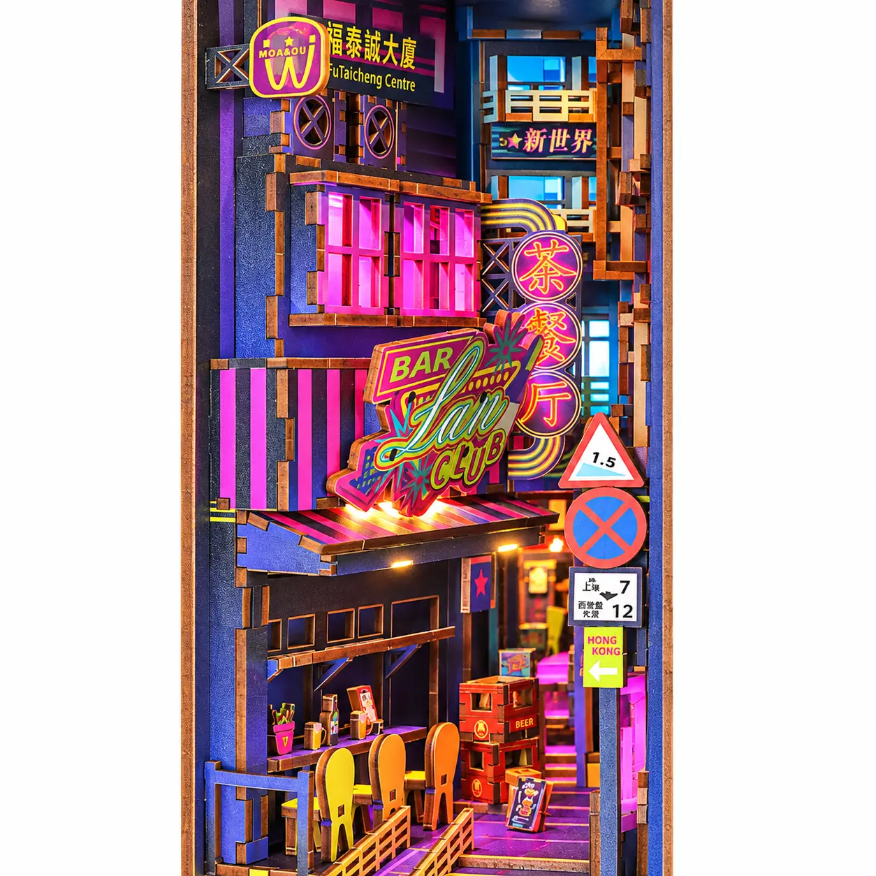 Interieur van THAR Book Nook Neon Hong Kong Street met neon straatdetails