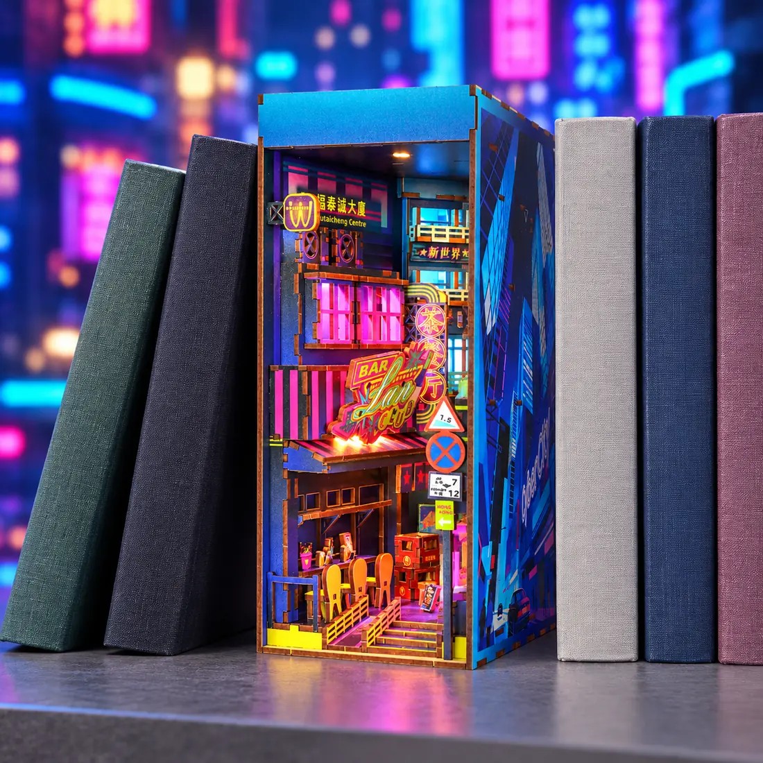 THAR Book Nook Neon Hong Kong Street verlicht tussen boeken in boekenkast
