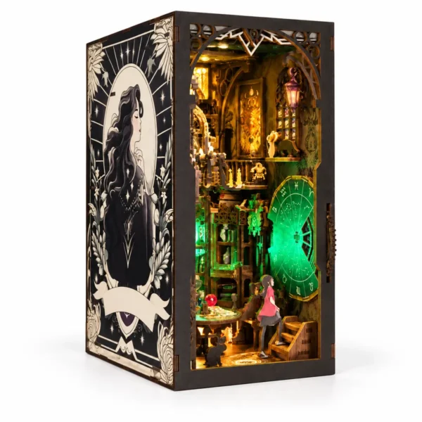 THAR Book Nook Tarot Divination Society met verlichte tarotkamer en groen zodiacwiel
