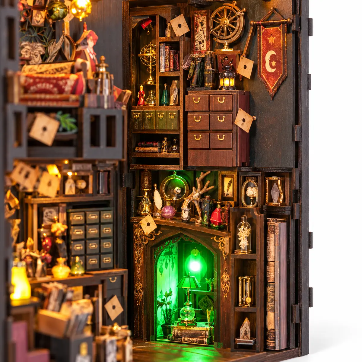 Groene magische kamer van houten Book Nook met LED-verlichting en miniatuuraccessoires
