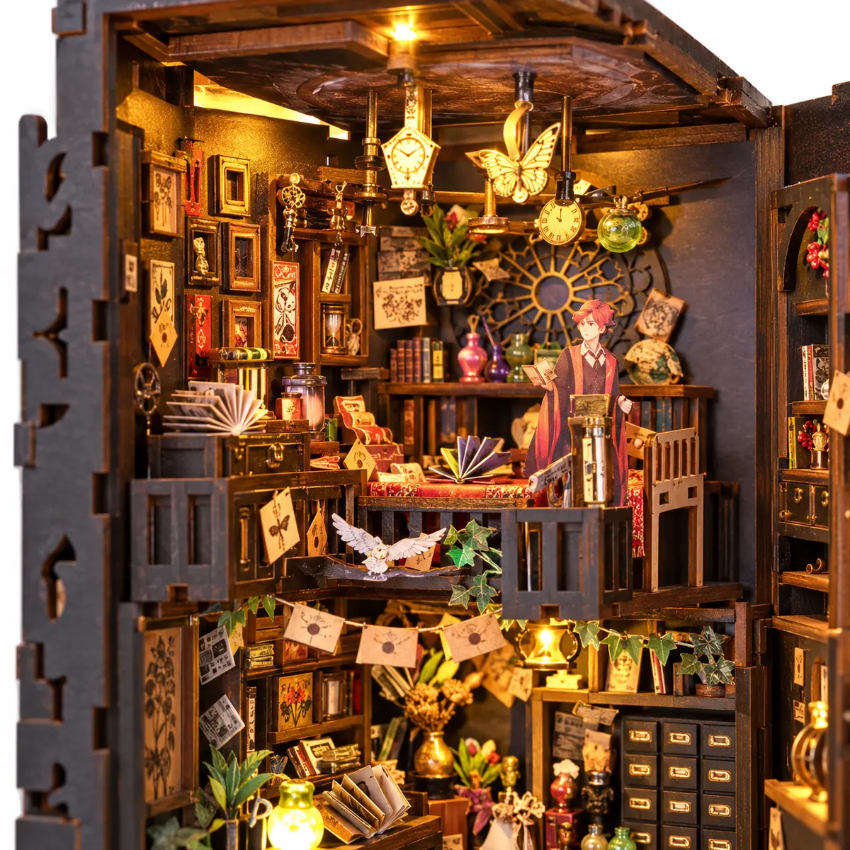 Gedetailleerd interieur van THAR Book Nook The House of Magic met miniatuurboeken en magische meubels
