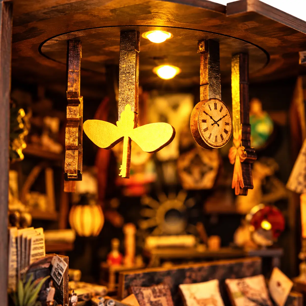 Draaibaar plafondornament met klok en vlinder in THAR Book Nook The House of Magic