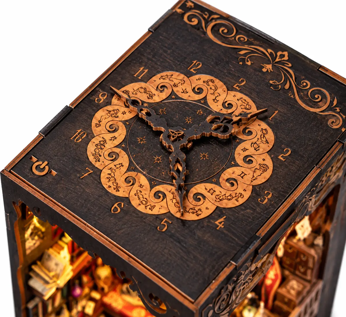 Draaibare sterrenwijzer boven op de houten THAR Book Nook The House of Magic