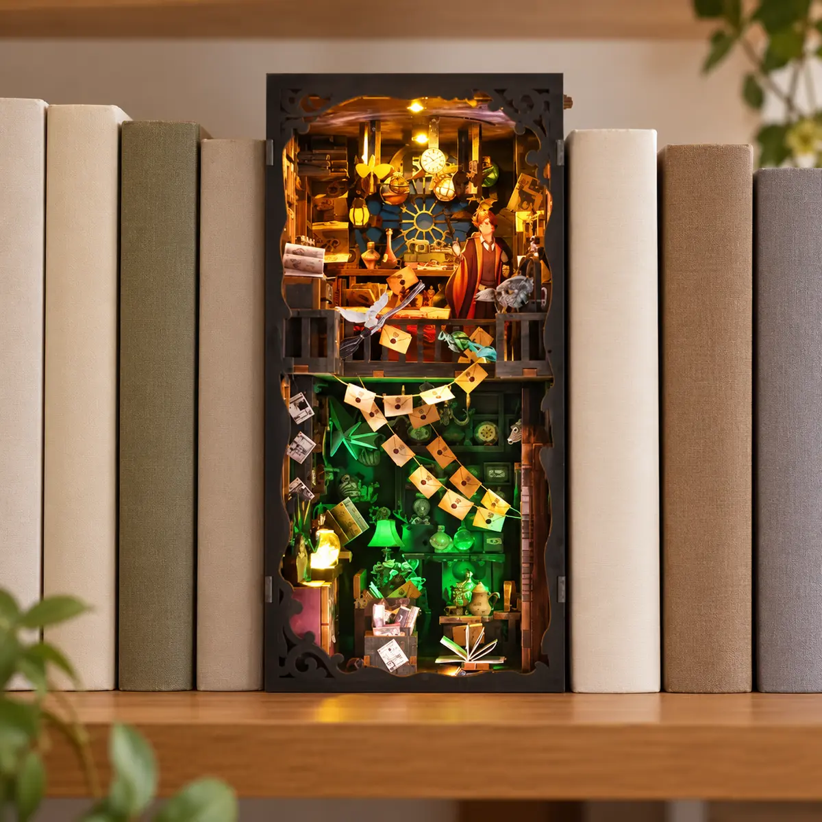 Verlichte magische Book Nook tussen boeken in een boekenkast