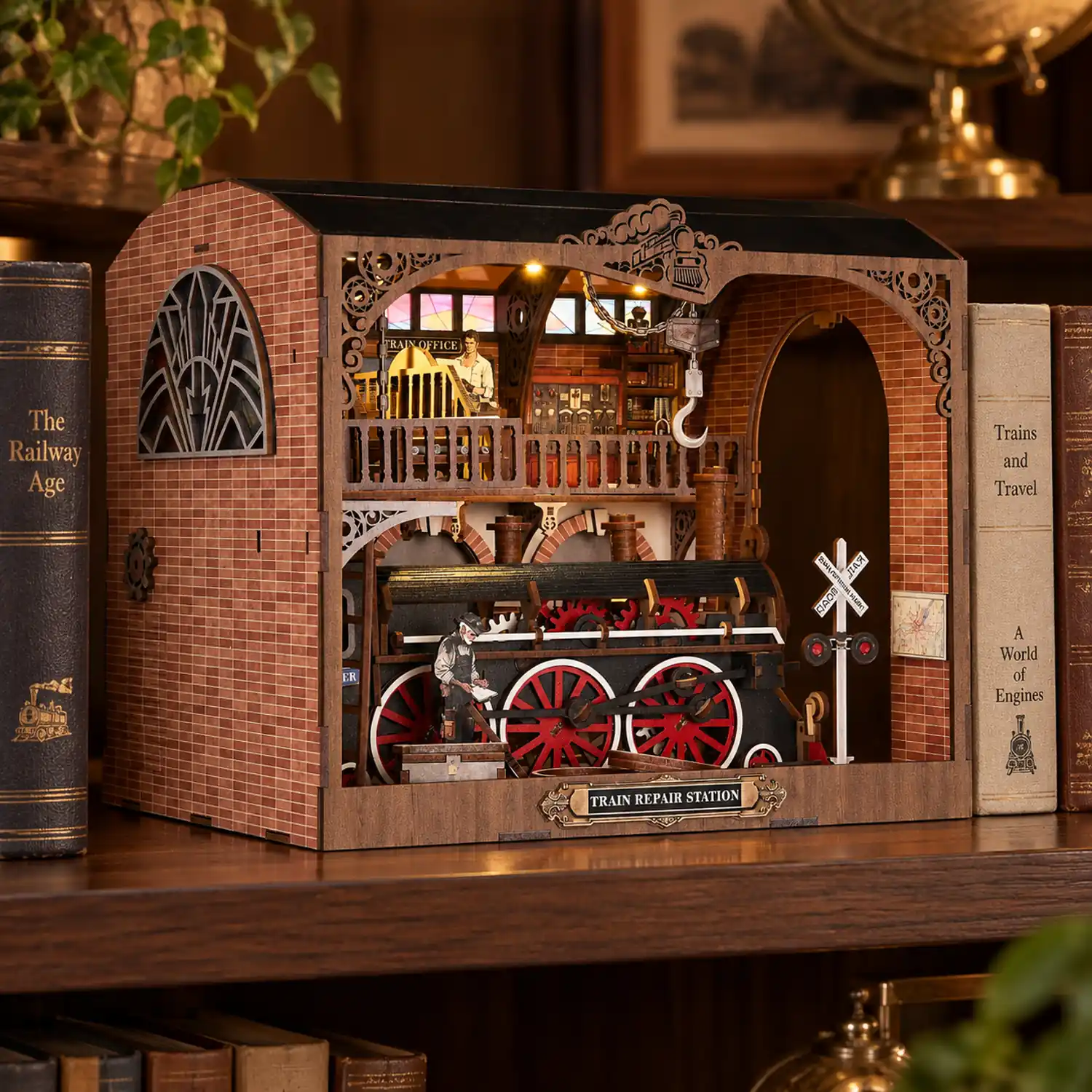 THAR Book Nook Train Repair Station als decoratie tussen boeken