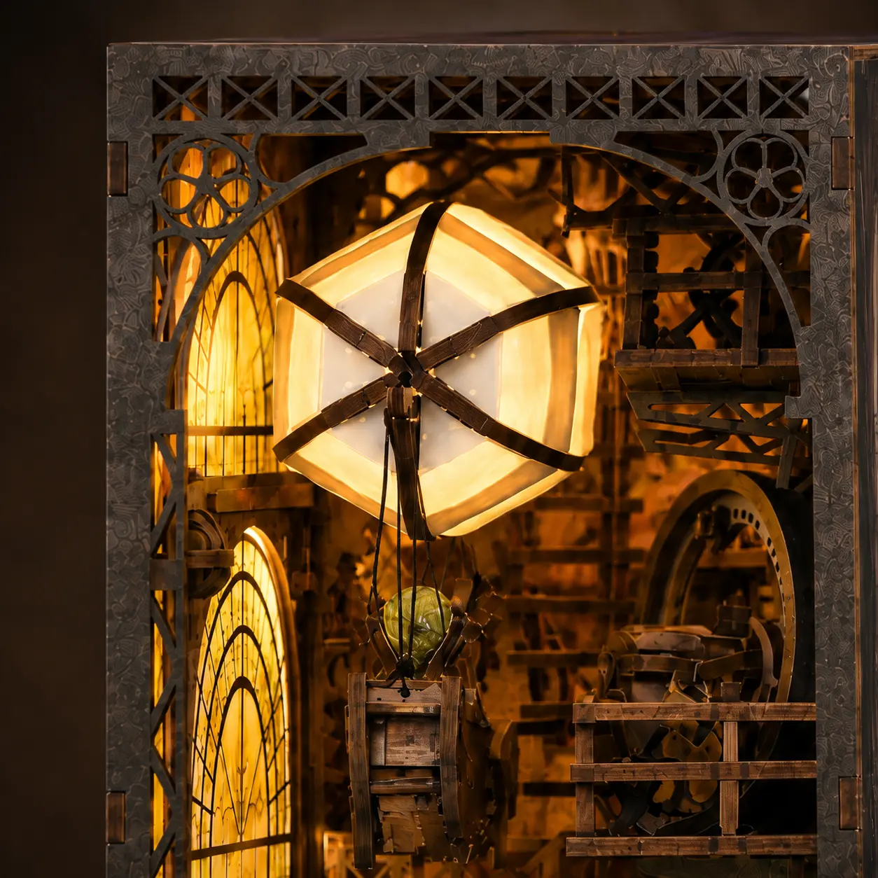 Detail van luchtballonlamp in THAR Book Nook Miniatuurhuis Uncle Peter’s Warehouse